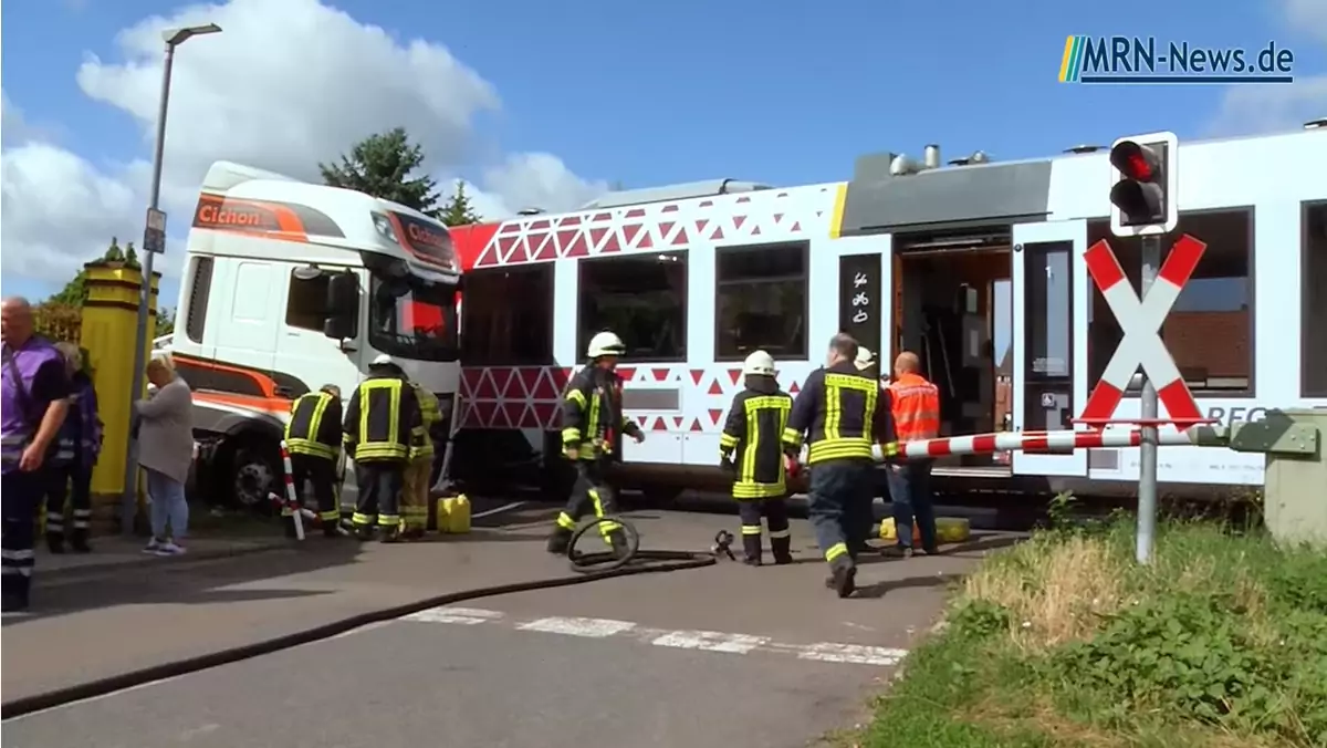 Zderzenie polskiej ciężarówki z niemieckim pociągiem na przejeździe w Bockenheim