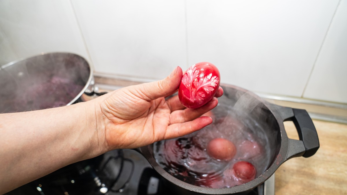 Ako farbate jaja u lukovini, obavezno dodajte ovu biljku za jaču crvenu boju 