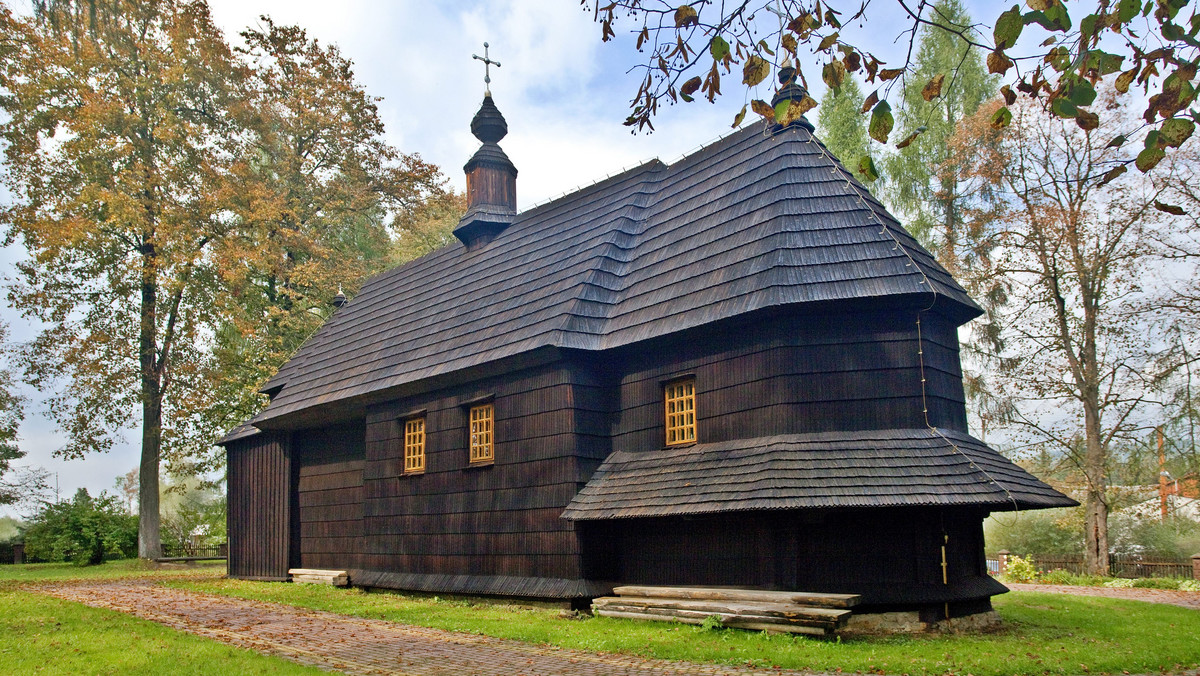 Archiwalne zdjęcia, dokumenty, sprzęty rolnicze, meble tworzą wystawę w Izbie Pamięci Akcji Przesiedleńczej H-T 1951 w Ustianowej k. Ustrzyk Dolnych. Placówką opiekuje się stowarzyszenie Ustyan.