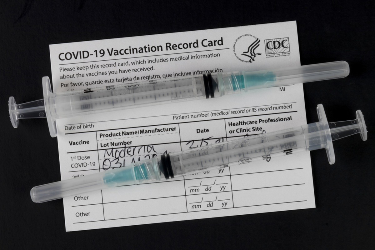 En France, les réseaux sociaux proposent de faux certificats de vaccination