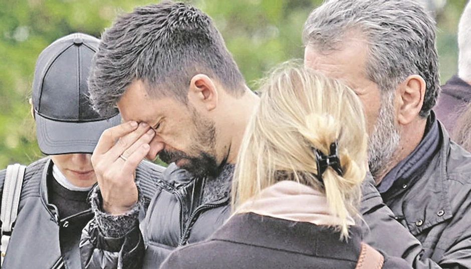 Marinkov najbolji prijatelj Ognjen Amidžić nije mogao da zaustavi suze iako ga je tešila supruga Danijela