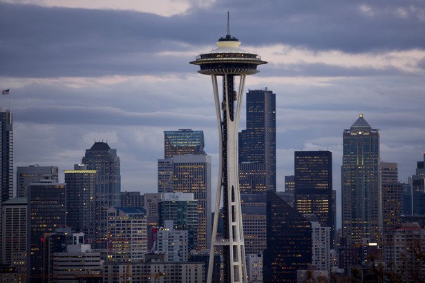 Seattle znajduje się w stanie Waszyngton, na północy Stanów Zjednoczonych (174 km od granicy z Kanadą). Ma ponad 600 tys. mieszkańców. Obszar metropolitarny Seattle liczy ok. 4 mln mieszkańców. Na zdjęciu: Space Needle - symbol Seattle, 184-metrowa wieża widokowa i telewizyjna, która powstała w 1962 r.