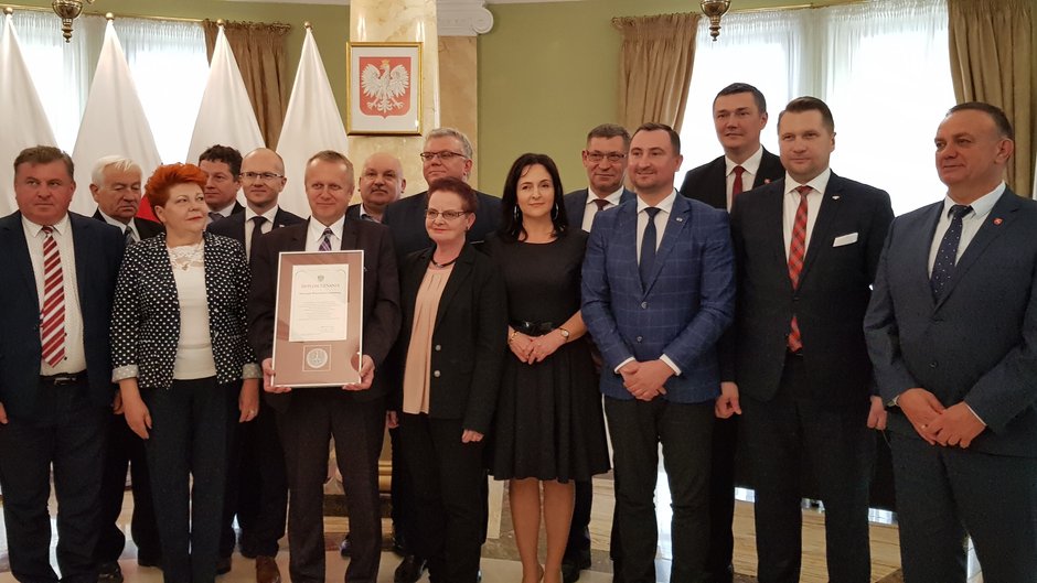 Ewa Jaszczuk (w środku w czarnej sukience) przyjmowała medal za walkę z LGBT