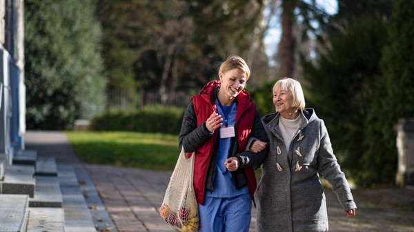 Osoby starsze także potrzebują regularnej aktywności fizycznej, aby utrzymać sprawność i dobre samopoczucie