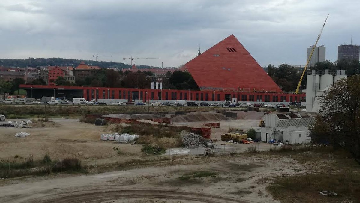 Kolejny spór wokół Muzeum II Wojny Światowej w Gdańsku – tym razem chodzi o nazwę placu przed budowaną w centrum miasta placówką. Radni PO chcą, by nosił on imię Władysława Bartoszewskiego, a radni PiS – imię Witolda Pileckiego. - Żadne z tych nazwisk tutaj nie pasuje, nie dewastujmy tej zabytkowej przestrzeni – komentują z kolei gdańscy społecznicy i historycy, przedstawiając własny pomysł.