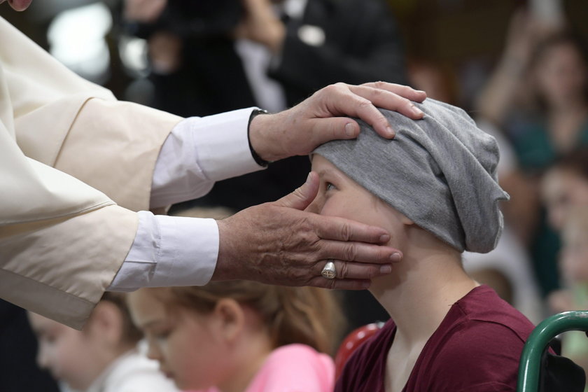 Papież błogosławi dzieci w szpitalu