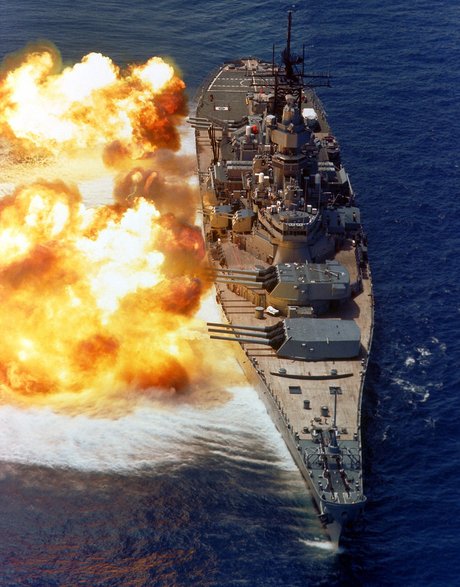 USS Iowa oddaje pełną salwę burtową o masie nawet do 11 ton!