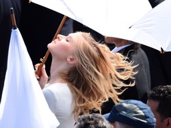 Gwiazdorskie pozy i styl: Kinga Duda na mszy kończącej ŚDM. FOTO