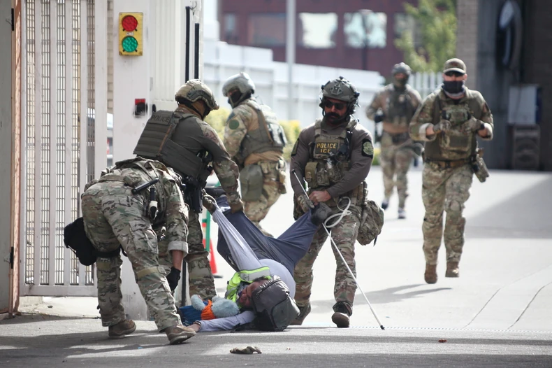 Federalni agenti hapse čoveka tokom protesta ispred objekta ICE u Portlandu, Oregon, 18. oktobra