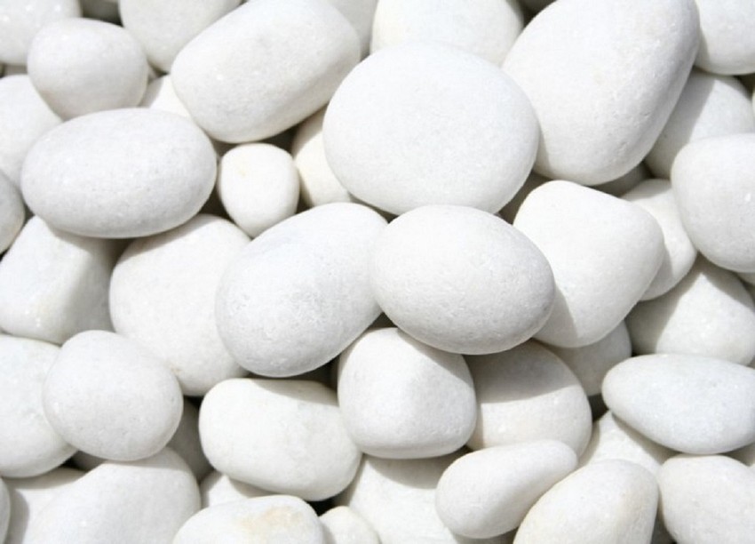 Dekorativni beli kamenčići među kojima su se krili migranti