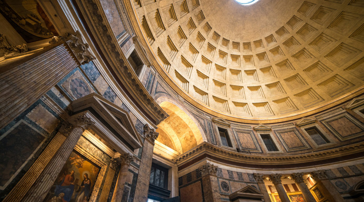 A római Pantheon épülete és látványos kazettás betonkupolája közel 2000 éve dacol az idővel. A modern betonszerkezetek általában legfeljebb 150 évig bírják. Ráadásul a rómaiaknak nem használtak betonacélt a szerkezet megerősítésére. E rendkívüli tartóság titka a különleges római betonban van, amely lehet, hogy újra komoly szerepet kap az építőiparban öngyógyító tulajdonságai miatt. / Fotó: NorthFoto