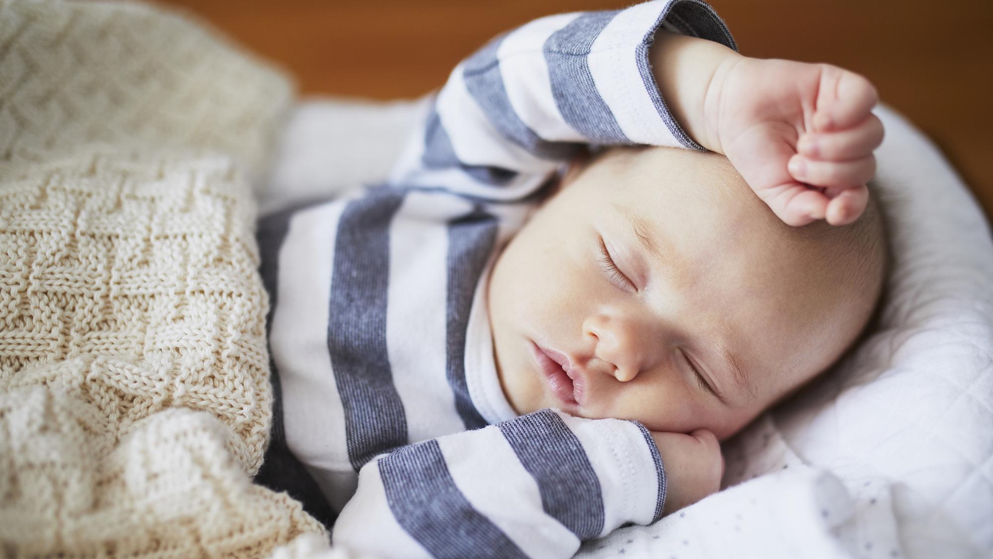 Zavinovačka, alebo vankúš? Fyzioterapeutka hovorí o správnom spánku  bábätiek - Rady fyzioterapeutky | Najmama.sk