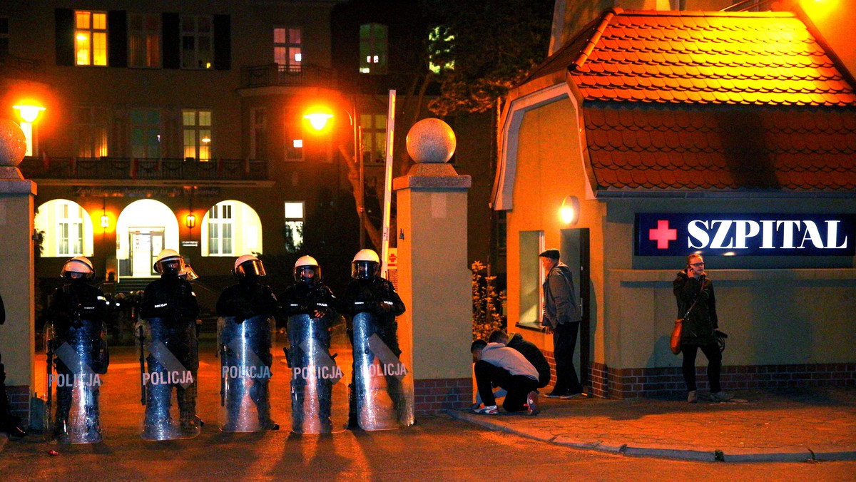 Nie milkną echa burd na knurowskim stadionie. Po zamieszkach pseudokibiców zespołu Concordii Knurów z policją, zginął tam 27-latek. Wiele wątpliwości wywołało jednak użycie broni przez funkcjonariuszy oraz moment udzielania pomocy rannemu pseudokibicowi. Późnym wieczorem przed szpitalem i komisariatem w tym mieście wybuchły zamieszki.