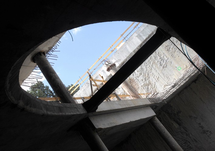 Warszawa, skrzyżowanie ul. Świętokrzyskiej i Marszałkowskiej. Plac budowy stacji przesiadkowej pomiędzy I i II linią metra na stacji Metro Świętokrzyska