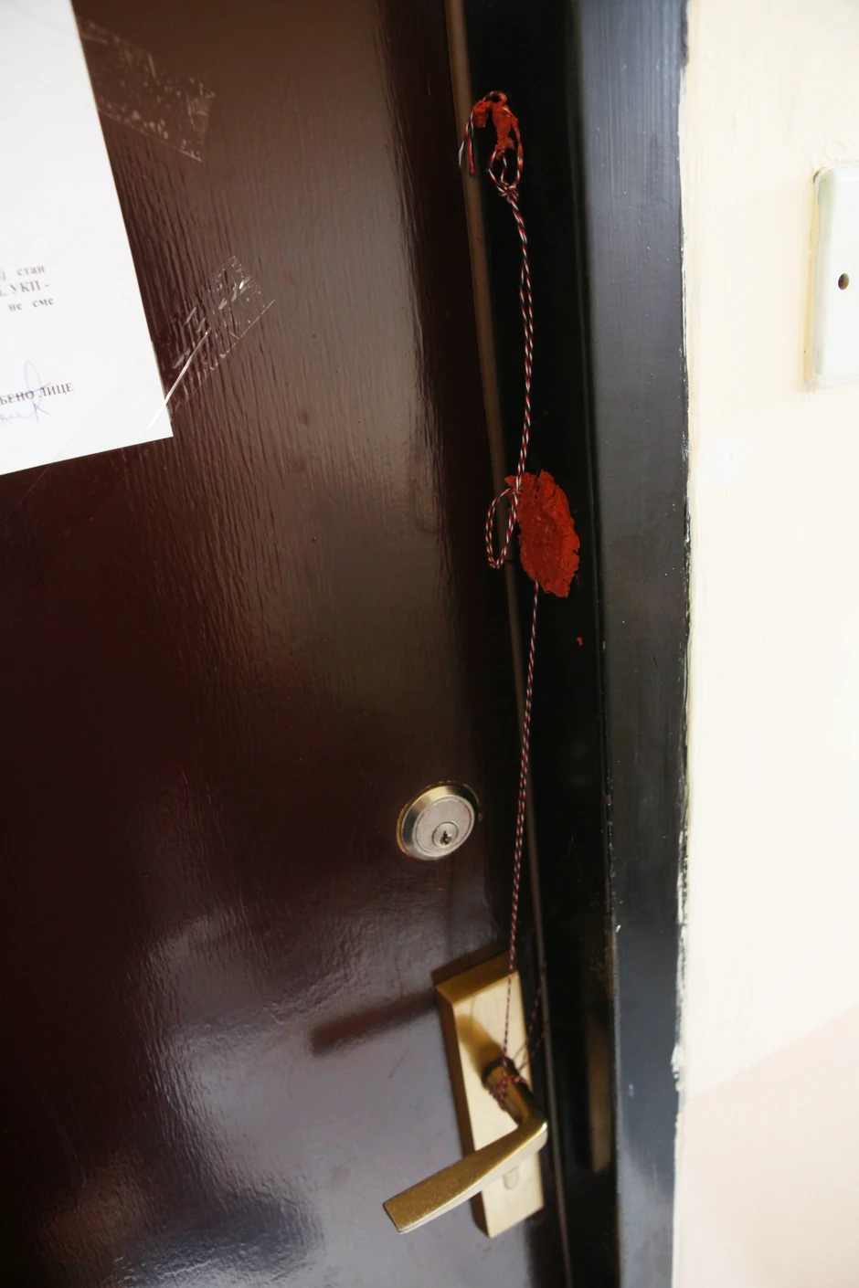 Zapečaćena vrata stana u kojem je ćerka ubila svoju majku