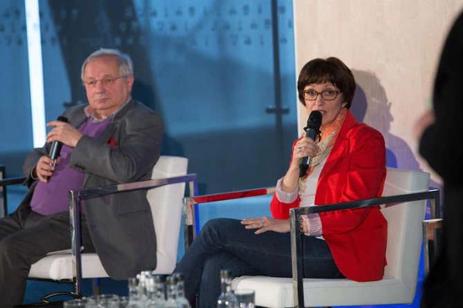 Jolanta Okuniewska i prof. Maciej Sysło w trakcie debaty