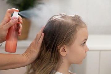 Fejtetű ellen rovarirtót használt a gyerekein egy nő, kórházba kerültek
