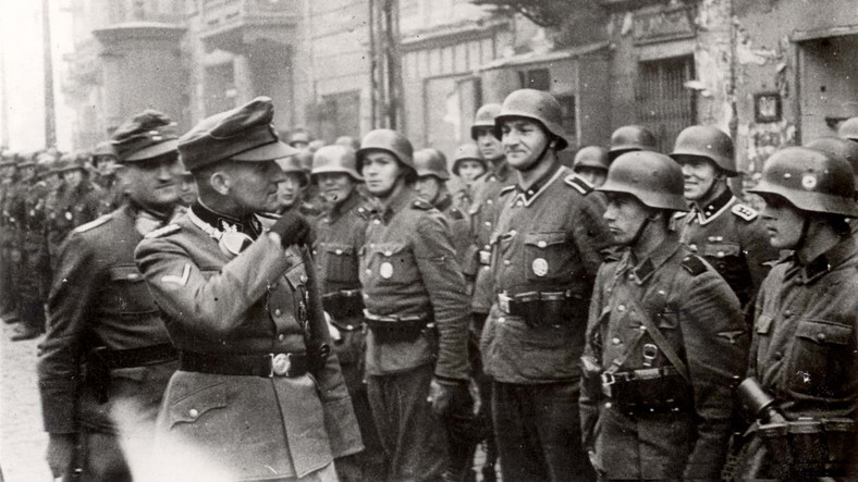 Jürgen Stroop i oddziały tłumiące powstanie w getcie warszawskim, 1943 r.