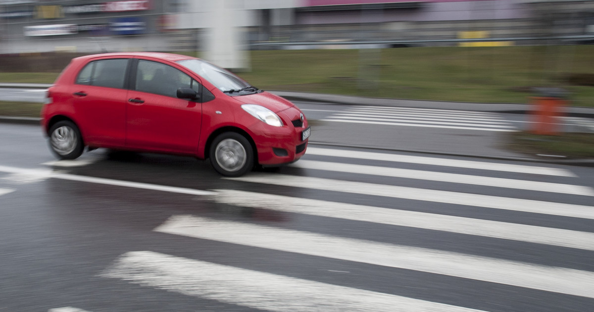 Dzierżoniów. Samochód potrącił pieszego na pasach