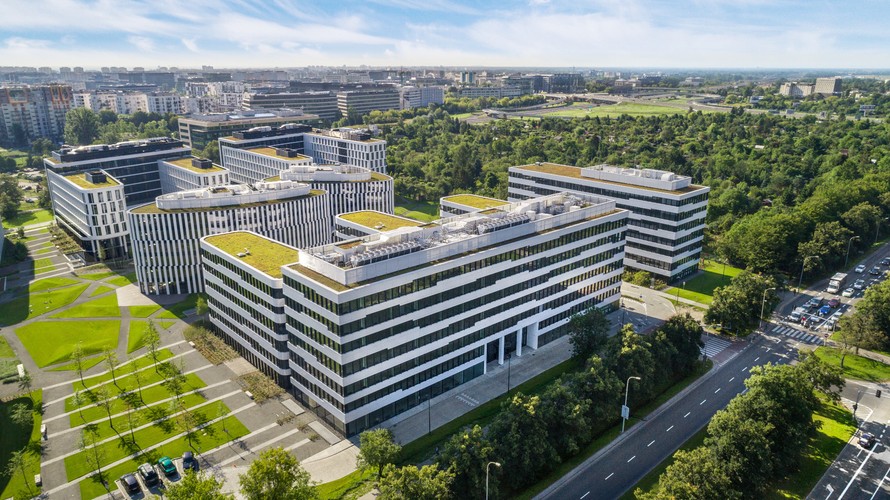 Business Garden zajmuje działkę o powierzchni 6 hektarów, z czego ok. 75 tys. mkw. to biura. W sumie kompleks ten dostarcza ponad 90 tys. mkw. powierzchni biurowo-usługowej. <br><br> Integralną częścią parku biurowego jest Sound Garden Hotel z ponad 200 pokojami oraz Good Company Restaurant. Oprócz biur, w kompleksie znajduje się centrum konferencyjne z 9 salami, kafeterie i liczne punkty usługowe. Inwestycja zrealizowana jest z wykorzystaniem nowoczesnych rozwiązań projektowych i technicznych, zgodnie z wytycznymi certyfikacji wg standardów LEED Platinum.