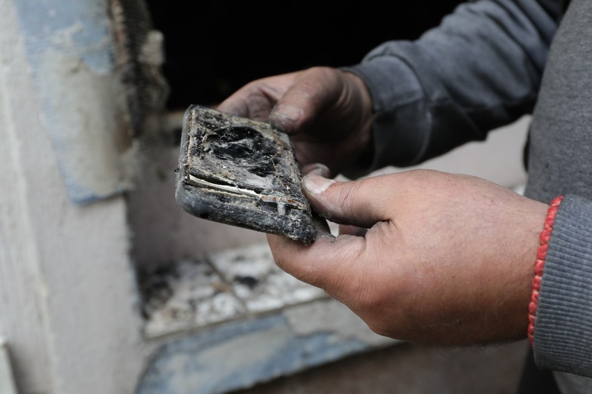 Telefon koji je bio na punjaču zbog kojeg je izbio požar