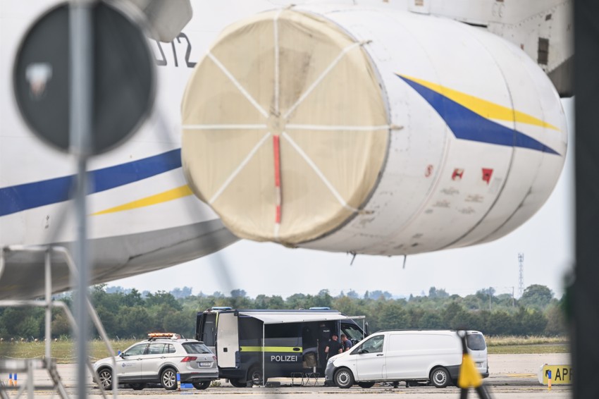 Nemačka policija kod ukrajinskog aviona na aerodromu u Lajpcigu nakon pronalaska naoružanog drona 5. avgusta