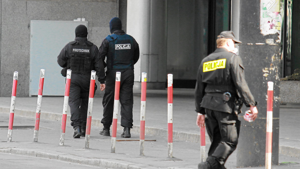 Prokuratura bada sprawę podłożenia atrapy bomby przed obwodową komisją wyborczą w Gorzowie. Wszczęto dochodzenie w tej sprawie - poinformowała Prokuratura Okręgowa w Gorzowie.