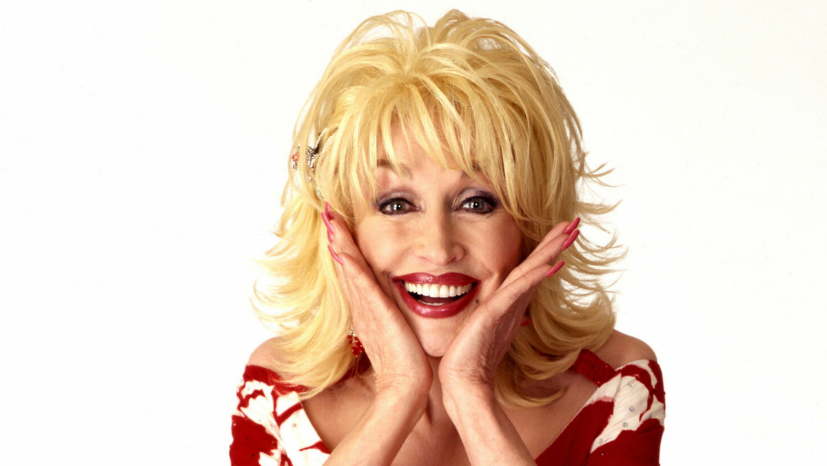 Dolly Parton, która świętuje 65. urodziny, powiedziała kiedyś o sobie: "Jestem tylko głupią blondynką". Kokietowała dziennikarza.