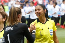 Piłkarska LM. Francuzka Frappart pierwszą kobietą w roli arbitra głównego