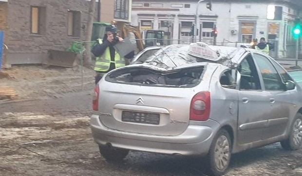 Taksi vozilo na koje je palo drvo Bačkoj Topoli