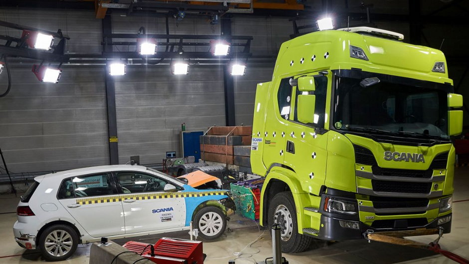 Crash test elektrycznej ciężarówki. Fot. Scania