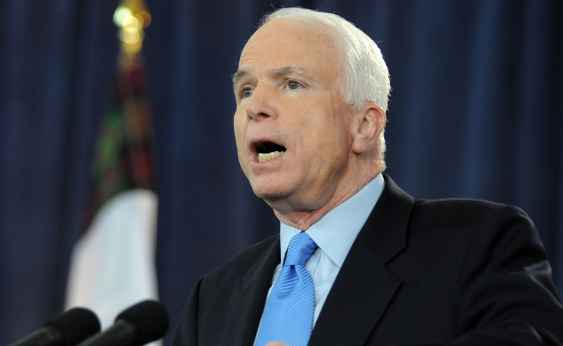 John McCain, wśród wad projektu ustawy reprywatyzacyjnej wymieniają fakt, że wyklucza ona możliwość zwrotu pierwotnie posiadanej własności;
