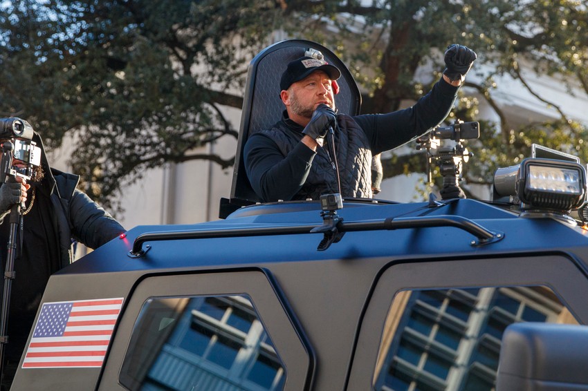 Aleks Džouns sa pristalicama prava na oružje na skupu u Ričmondu, Virdžinija, u januaru 2020.