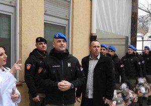 Pripadnici Odreda Žandarmerije u Novom Sadu obradovali su najmlađe pacijente paketićima