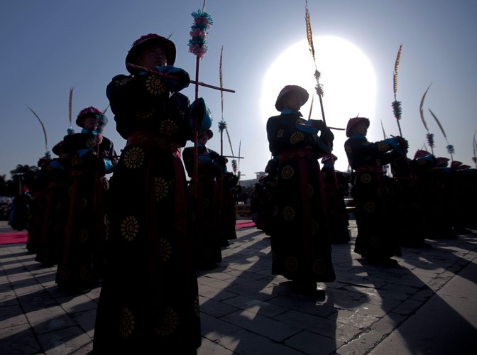 Wszystko wygląda jak tysiące lat temu. Przepych, bogaty ceremoniał i odwołania do tradycji cesarstwa