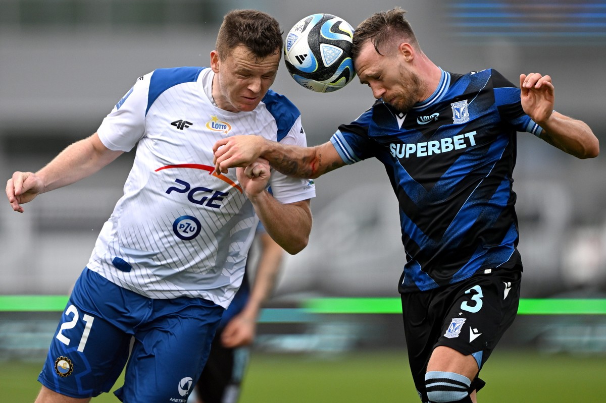 Zawodnik PGE FKS Stali Mielec Mateusz Matras (L) i Barry Douglas (P) z Lechem Poznań podczas meczu 26. kolejki piłkarskiej Ekstraklasy
