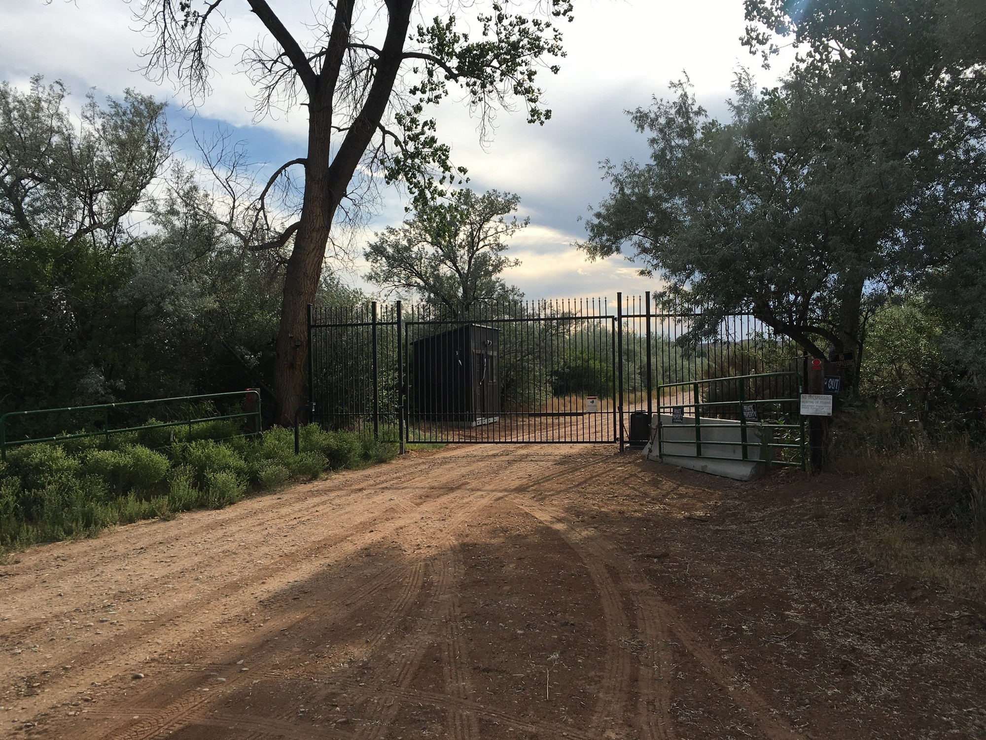 Miesto zvané Skinwalker Ranch, kde sa majú neustále diať paranormálne javy.