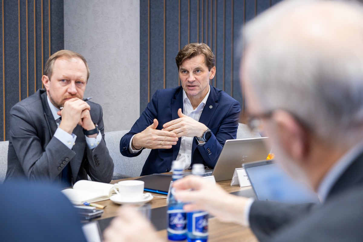 Wojciech Wrochna, pełnomocnik rządu ds. strategicznej infrastruktury energetycznej, i prezes PEJ Marek Woszczyk