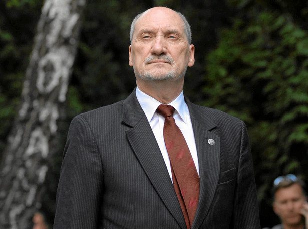 Macierewicz odpowiada "GW": To totalna manipulacja i stek kłamstw