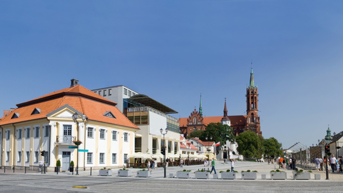 Pomnik twórcy języka esperanto - młodego Ludwika Zamenhofa, ma stanąć w przyszłym roku w centrum Białegostoku, przy ulicy jego imienia - zdecydowała w poniedziałek rada miasta. Pomnik to pomysł zgłoszony i wybrany w budżecie obywatelskim miasta na rok 2017.