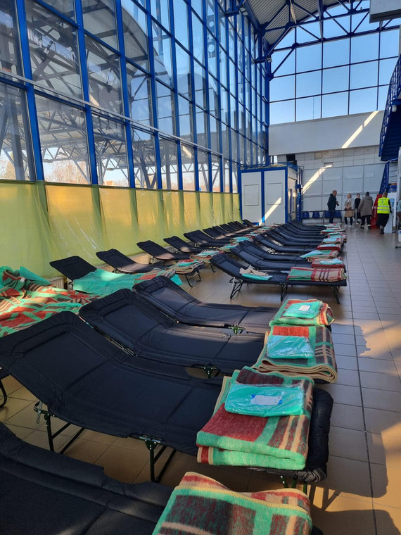 Miejsca dla uchodźców w starym terminalu wrocławskiego lotniska