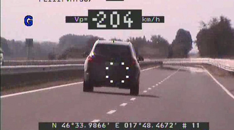 204 km/órával száguldozott egy kocsi Somogybabodnál /Fotó: police.hu