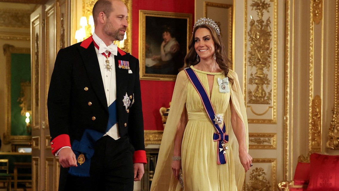 Princezná Kate sa rozhodla pre elegantné a jednoduché šaty v maslovom odtieni a zvolila si jednu zo svojich obľúbených tiár, Queen Mary’s Lover’s Knot (návšteva ománskeho sultána vo Veľkej Británii, 20. 10. 2026)