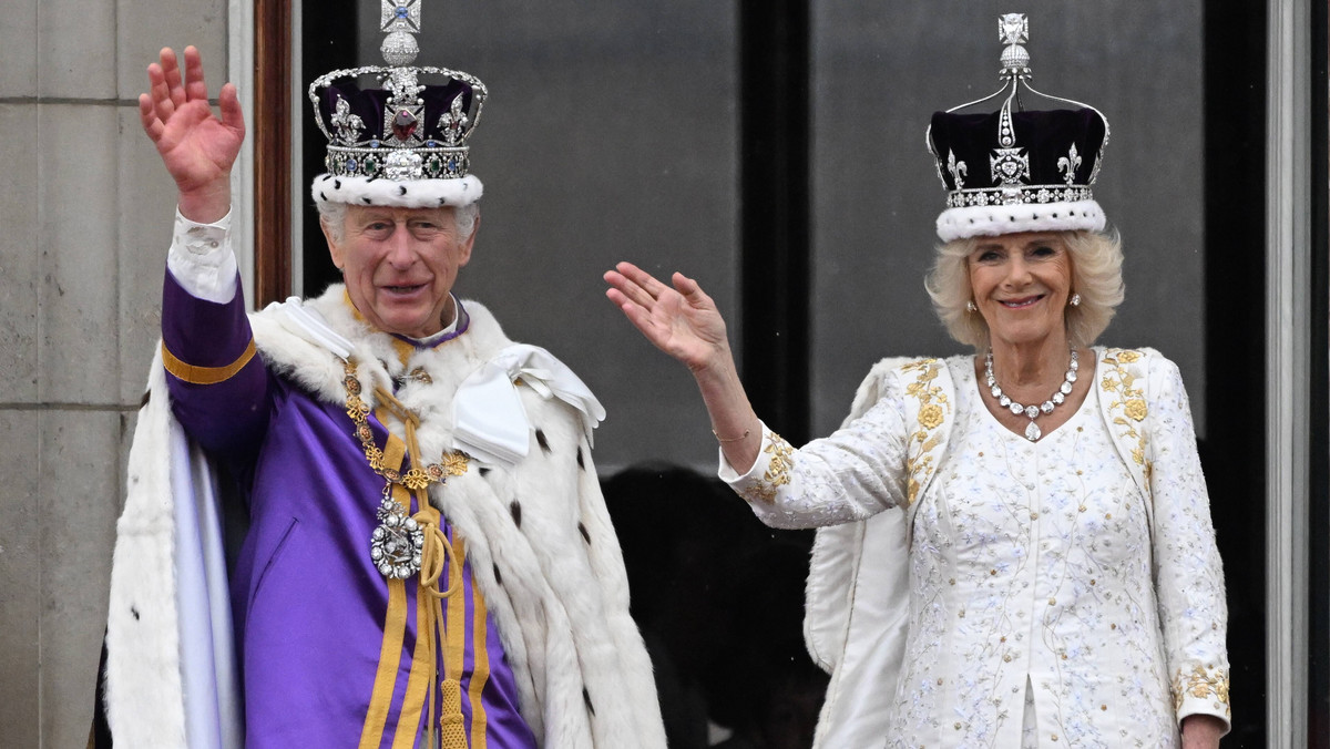 Jak Elżbieta II usunęła Borisa Johnsona, nie zostawiając "odcisków palców"