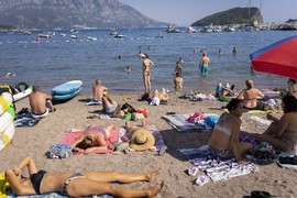 ŠOK VIDEO otkriva kako Balkanci na plaži ŠTITE STVARI OD LOPOVA: Ljudi gledaju i UMIRU OD SMEHA, ali ova fora ZAISTA RADI