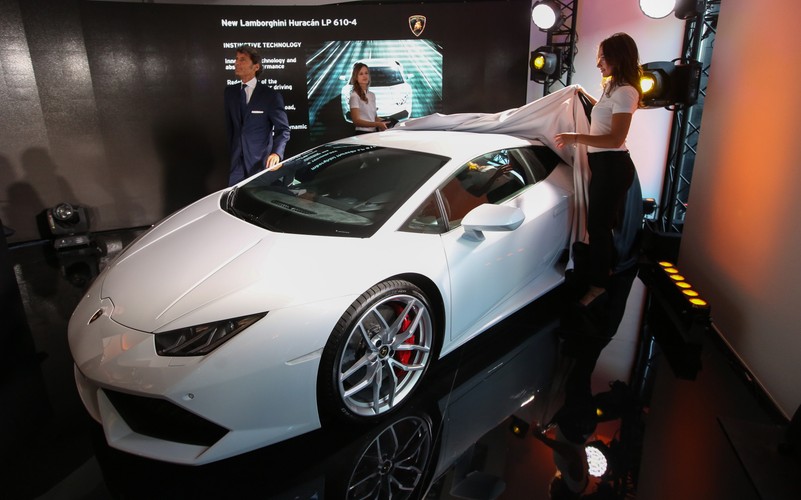 Prędkość 100 km/h Huracan osiąga po 3,2 sekundy, a do 200 km/h pospiesza w 9,9 sekundy. Maksymalna prędkość to 323 km/h. 
<br><b>Na zdjęciu:</b>Prezes Automobili Lamborghini - Stephan Winkelmann (L), podczas konferencji prasowej w Warszawie w pierwszym salonie Lamborghini w Polsce. Prezentuje modelu Huracan LP 610-4. <br><br>(mr) PAP/Rafał Guz