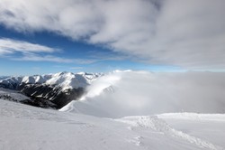 Trzeci stopień zagrożenia lawinowego w Tarach. Szlaki są zasypane śniegiem