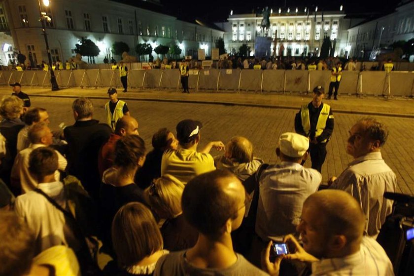 Piknik pod krzyżem przed Pałacem Prezydenckim