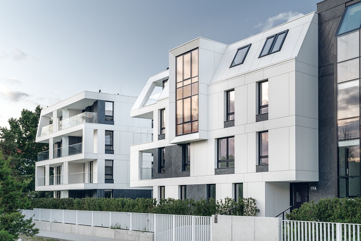 Okrzei Sopot to apartamenty zlokalizowane 400 metrów od plaży. Wśród udogodnień na terenie inwestycji znalazły się m.in. sala kinowa, strefa fitness z saunami, warsztat majsterkowicza i sala klubowa. Trwa budowa II etapu osiedla