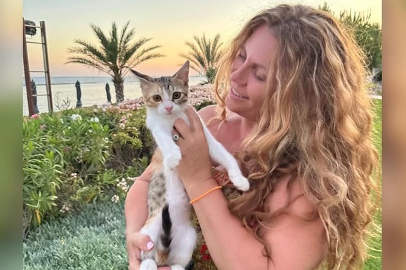 (VIDEO) PEVAČICA POKAZALA SVOJU BAŠTU Izdaje pet stanova u Grčkoj, a živi na planini i gaji paradajz: "Moj čarobni vrt"
